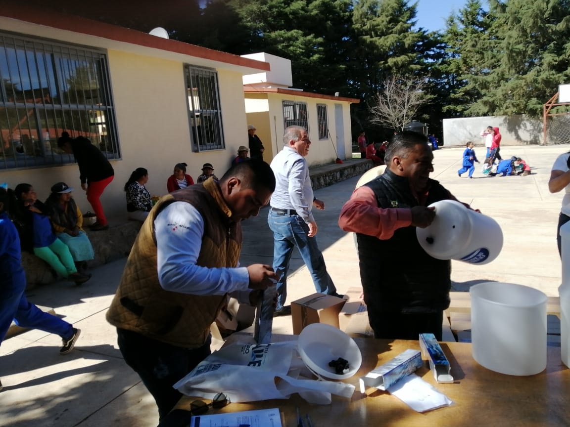  Apoyan con filtros de agua a comunidades en Pinal de Amoles