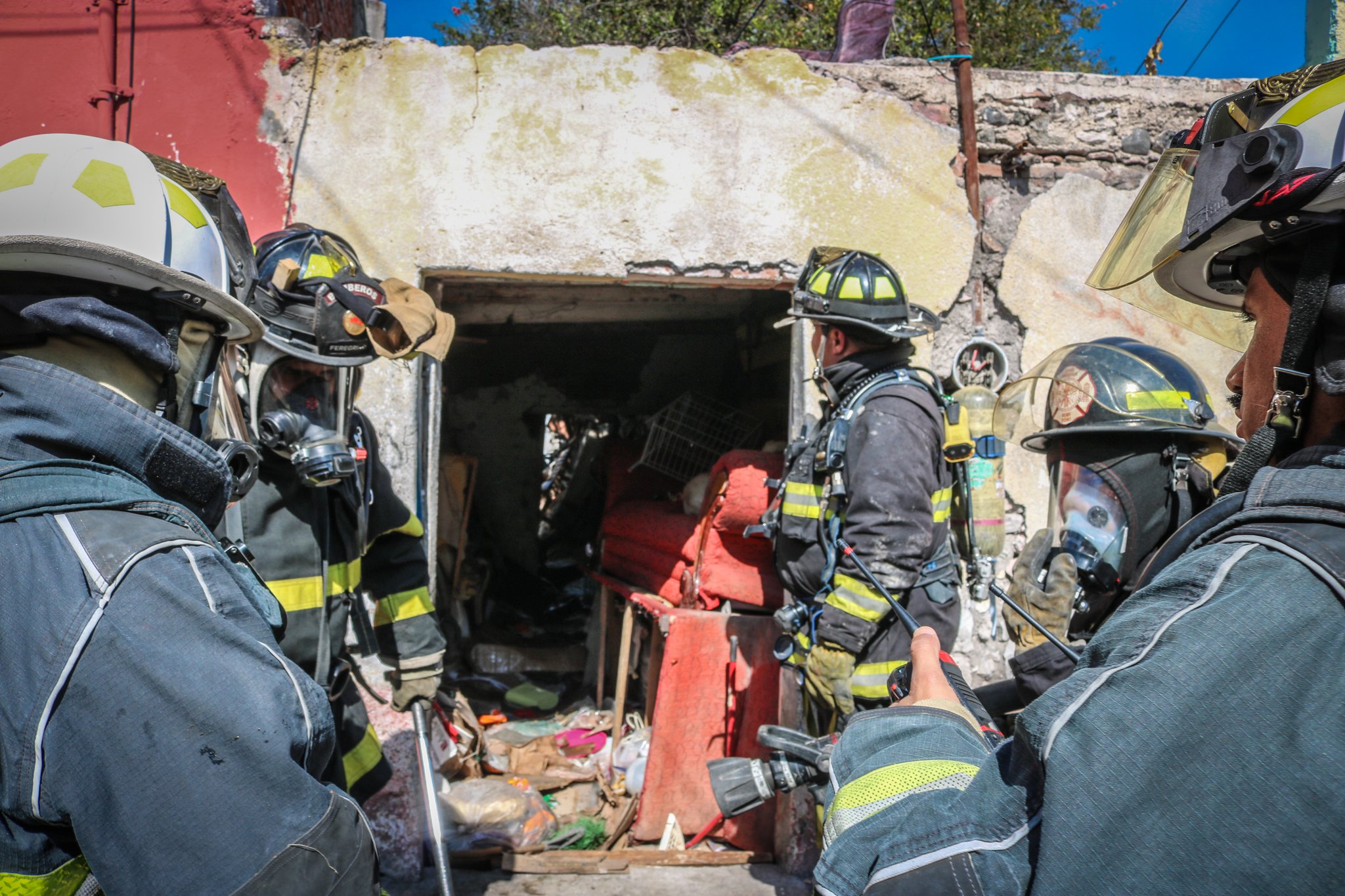  Atienden cuerpos de emergencia incendio en la colonia Linda Vista