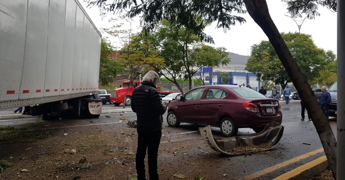  Accidente en Paseo de la República provoca cierre de circulación en dirección a Juriquilla