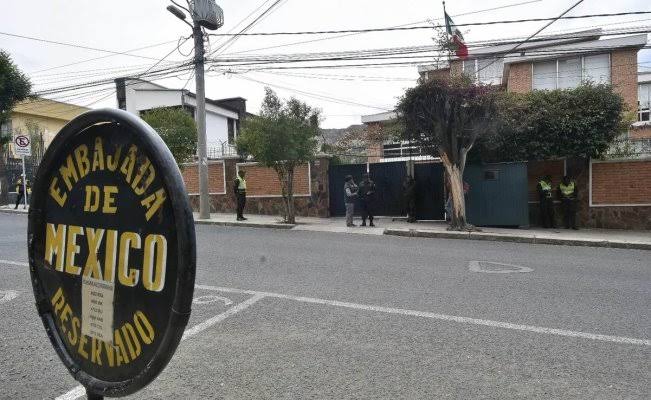  Continúa vigilancia policial y con drones a embajada mexicana en Bolivia