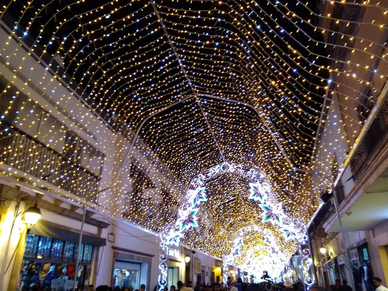  Encienden luces navideñas en centro histórico de Querétaro