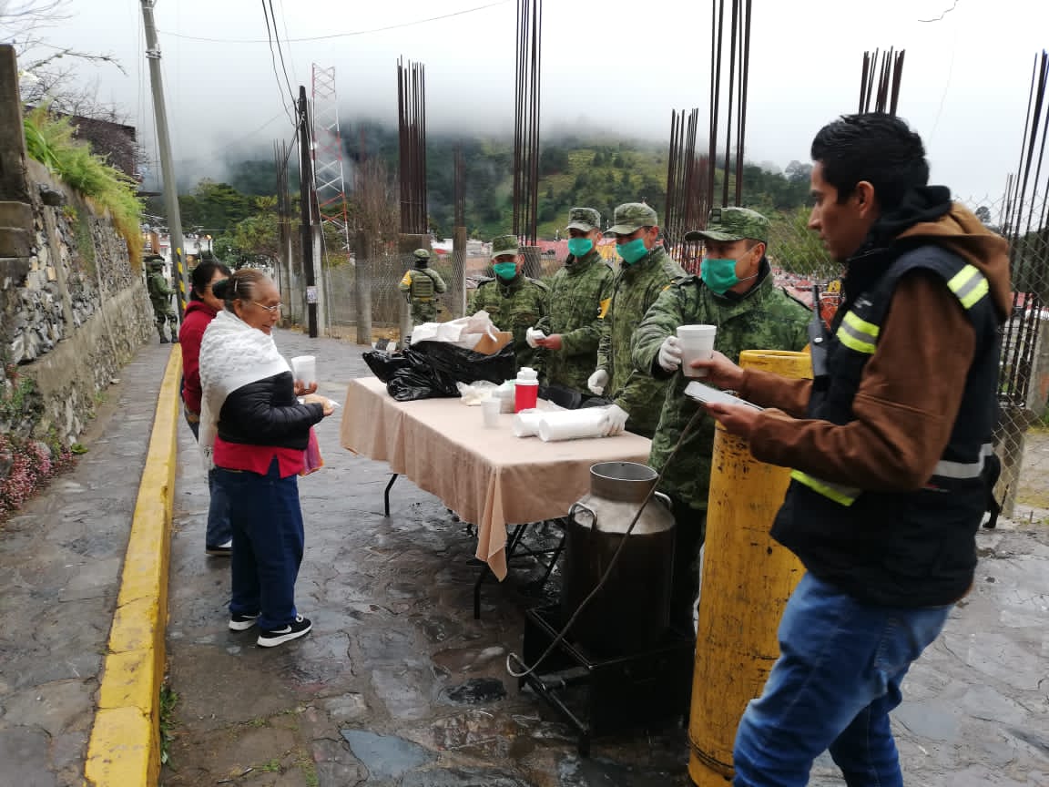  Por bajas temperaturas, ejército reparte café y pan en Pinal de Amoles