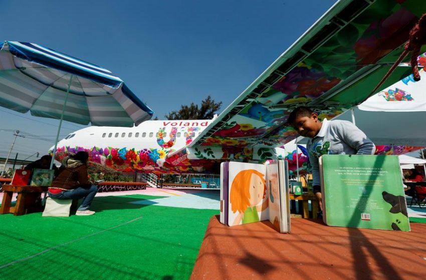  Un avión biblioteca para que despegue la lectura en una barriada de México. ¿Podría ser opción para el avión presidencial?