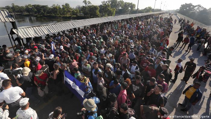  Nuevos miembros de caravana migrante se agolpan en frontera Guatemala-México