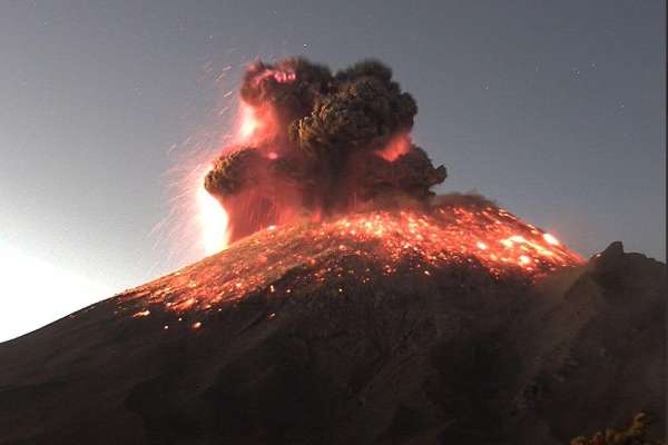  Explosión en el Popocatépetl genera fumarola de 3 kilómetros