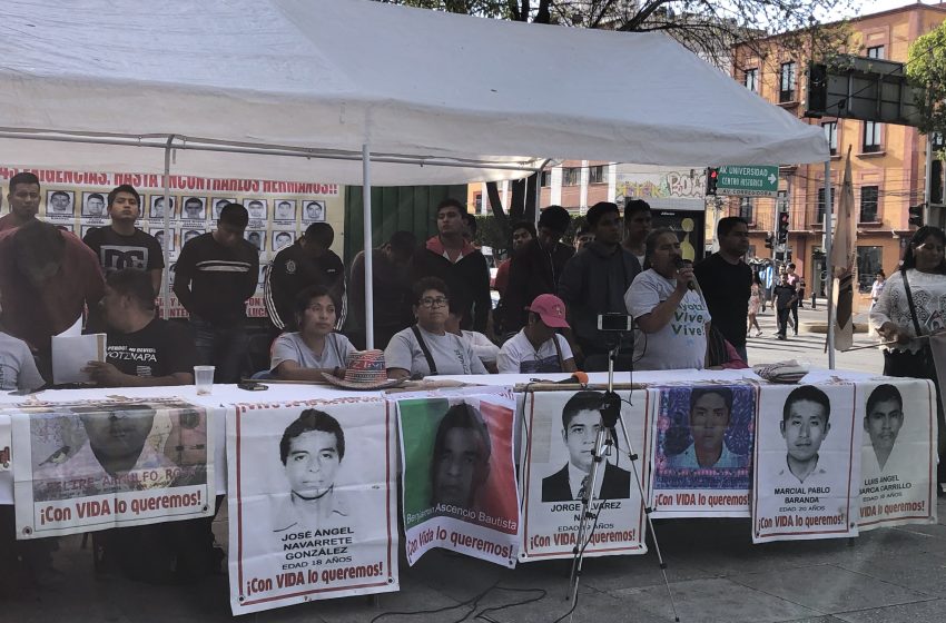  En caso Ayotzinapa, AMLO está dando “lo mismo” que EPN, afirma caravana de padres