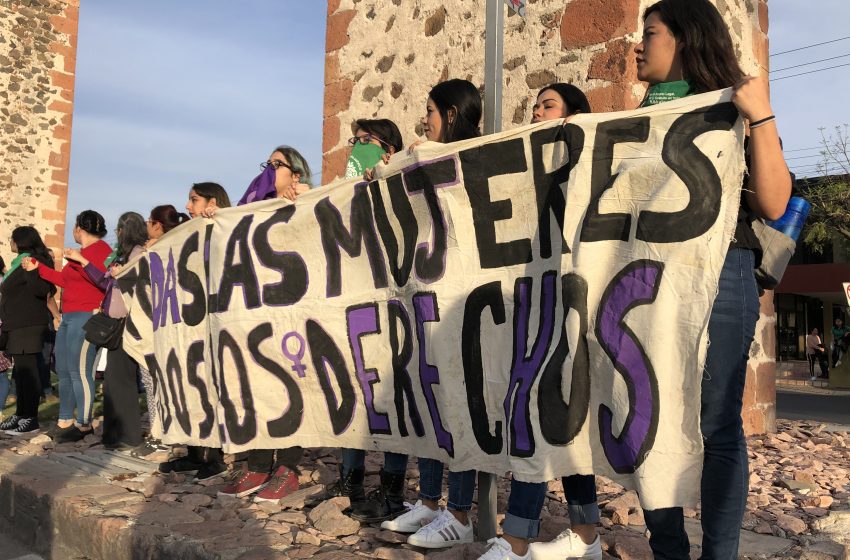  Queretanas realizan cadena feminista sobre Calzada de Los Arcos