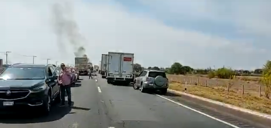 Reportan bloqueo en autopista Celaya-Salamanca