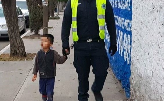  Policías resguardan a niño que deambulaba solo por calles de Pedro Escobedo