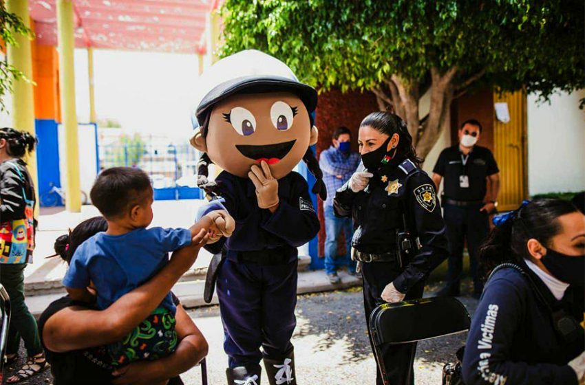  Policías de la SSPMQ reparten alimentos y sonrisas en albergue de Alcanfores