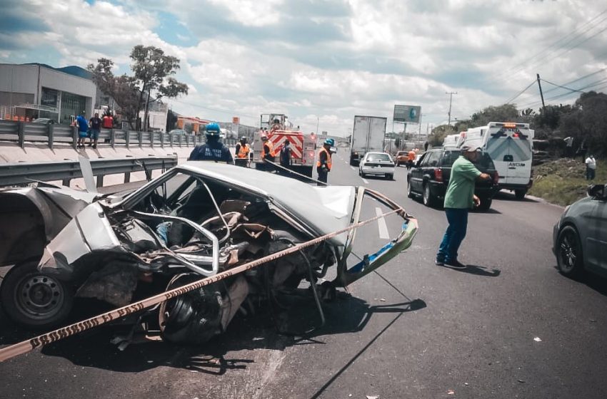  Colisión en la autopista a San Luis Potosí termina con una familia muerta