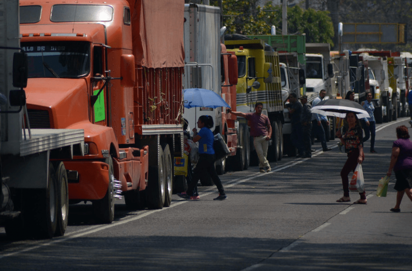  Transportistas bloquean la México-Querétaro a la altura de Tepeji del Río