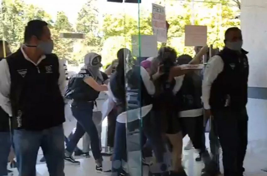  Cancelan debate universitario de la UAQ; alumnas exigen alto al acoso