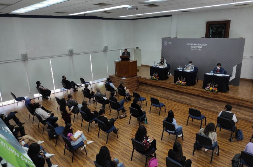  Arranca debate de la UAQ; alumnas toman el auditorio y se cancela la sesión