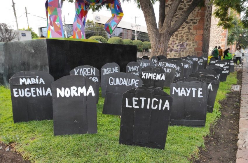  Mujeres queretanas colocan lápidas en honor a las víctimas de feminicidio en México