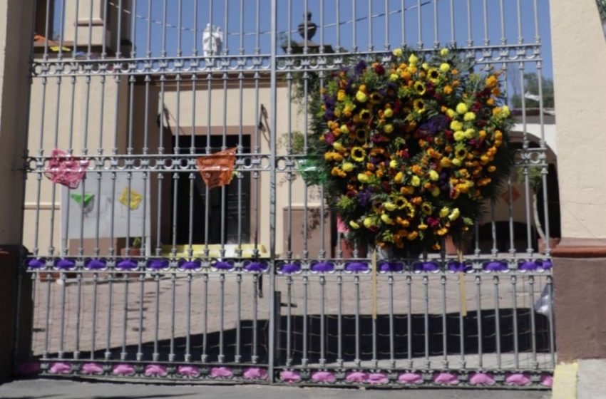  Ante imposibilidad de visitas familiares, municipio de Querétaro coloca ofrendas florales en panteones