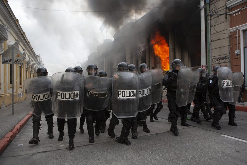  Manifestantes incendian Congreso de Guatemala