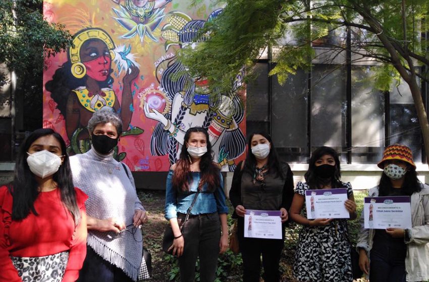  Qué es ser mujer en México invade las paredes de la Biblioteca Central de la UAQ