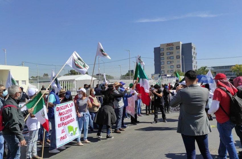  Integrantes de FRENA y simpatizantes de AMLO se manifiestan a las afueras del nuevo Hospital General