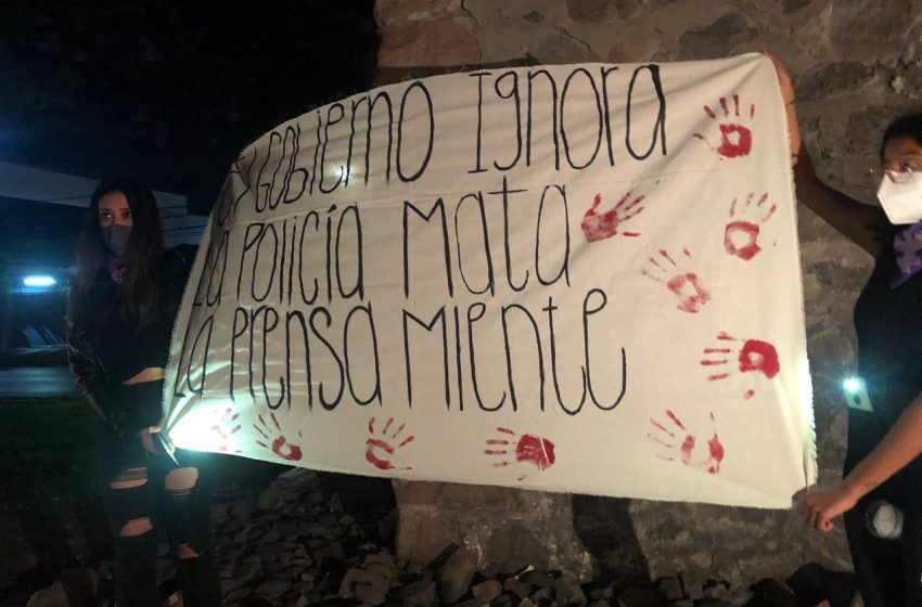  Mujeres protestan en Acueducto de Querétaro por asesinato de Victoria en Tulum