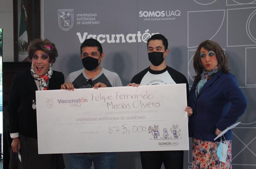  Felifer Macías dona un mes de su sueldo en Vacunatón de la UAQ