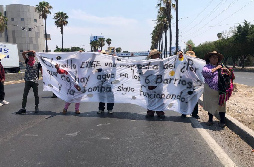  Habitantes de Santiago Mexquititlán cierran 5 de febrero; protestan por falta de agua