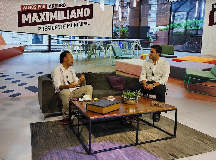  Dialoga Arturo Maximiliano con representante de jóvenes empresarios en Coparmex