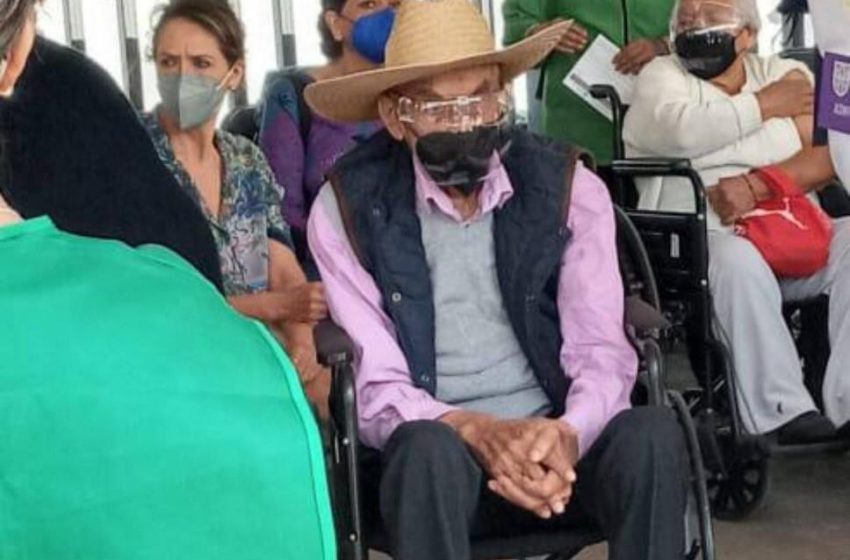  Reaparece el expresidente Luis Echeverría; fue captado esperando su turno para ser vacunado contra COVID-19