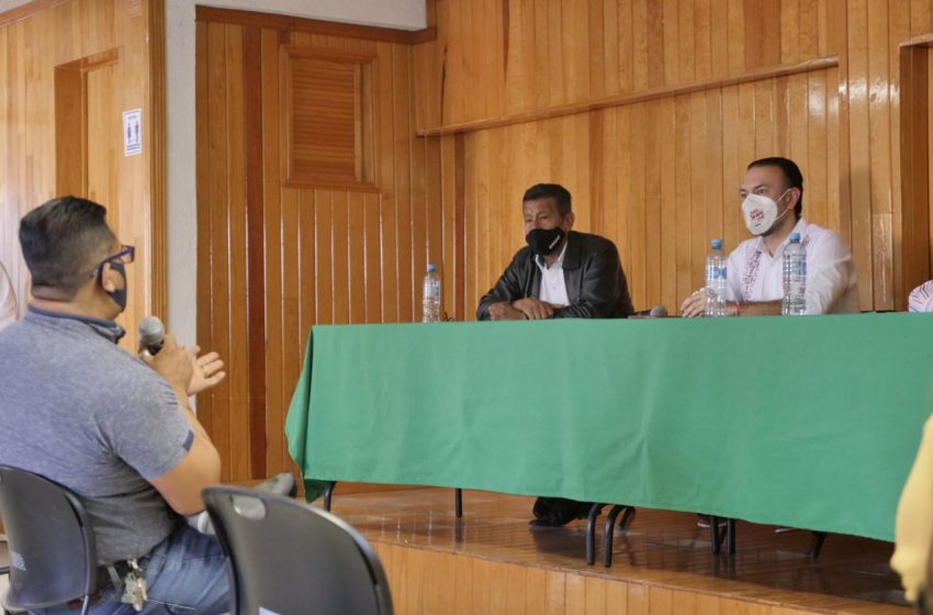  Arturo Maximiliano dialoga con representantes obreros y campesinos