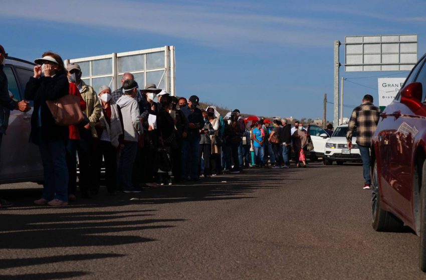  Desorganización e impuntualidad denuncian adultos mayores que se vacunaron en Parque Bicentenario