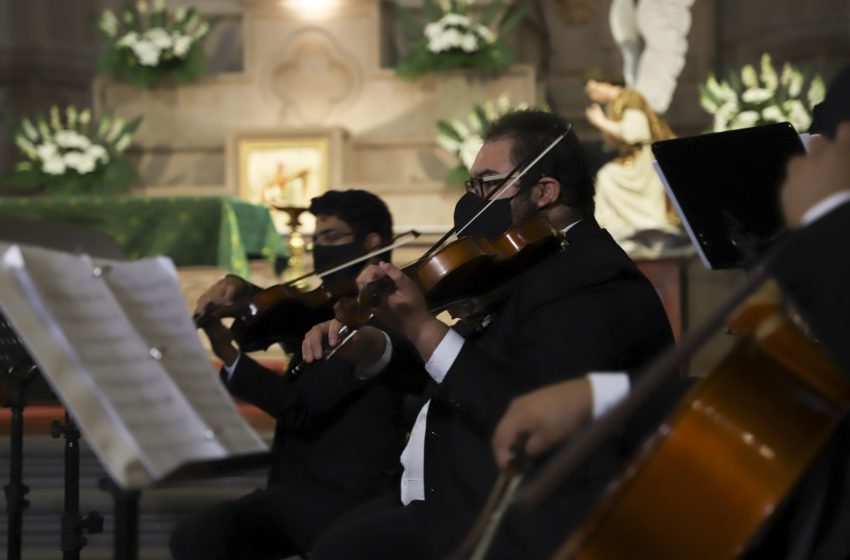  Debuta con éxito Orquesta de Cámara de la UAQ