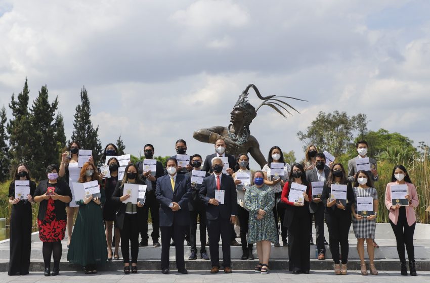  Entregan Medalla al Mérito Académico 2020 a los mejores promedios de la UAQ 