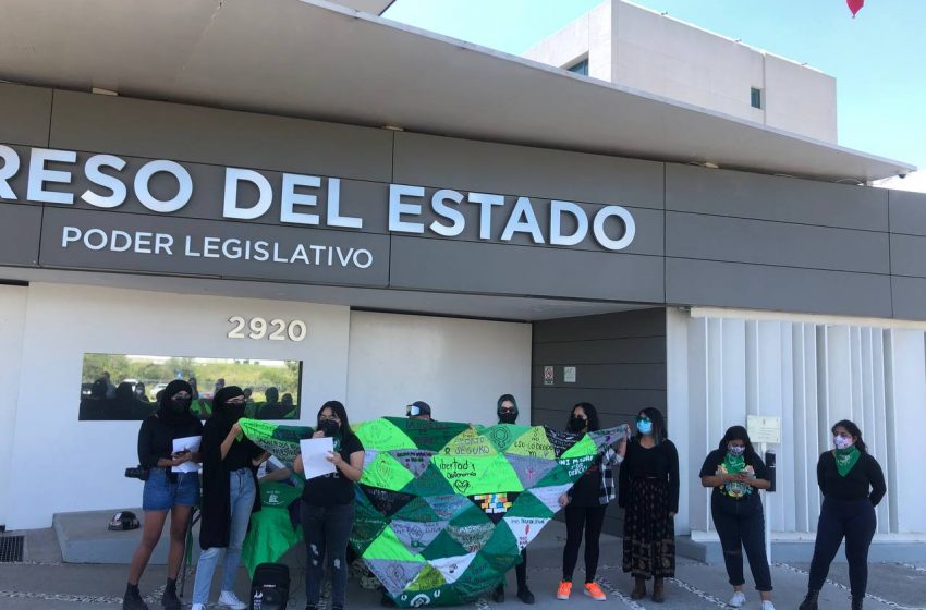  Feministas se pronuncian contra la penalización del aborto en Querétaro