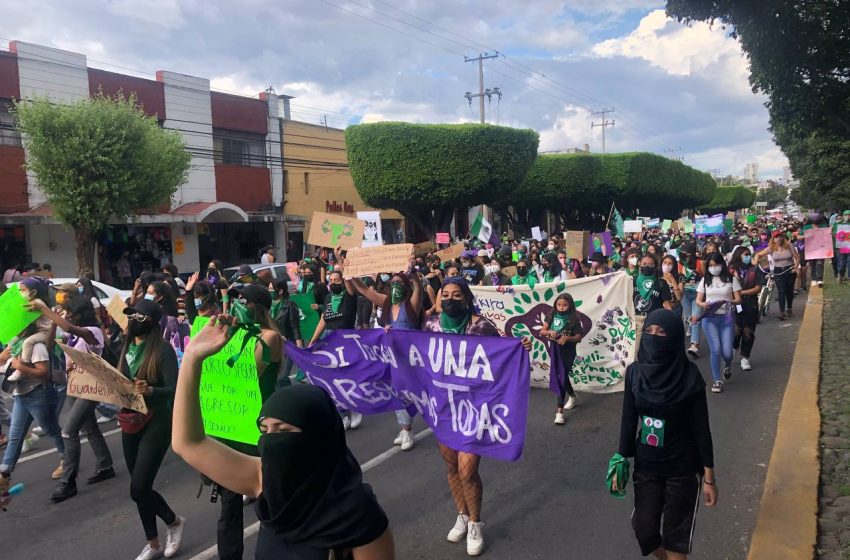  Feministas realizan marcha por la despenalización del aborto en Querétaro