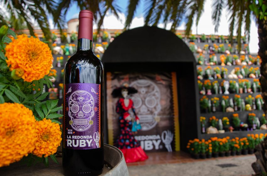  Viñedos La Redonda presenta nueva botella edición especial por el Día de Muertos