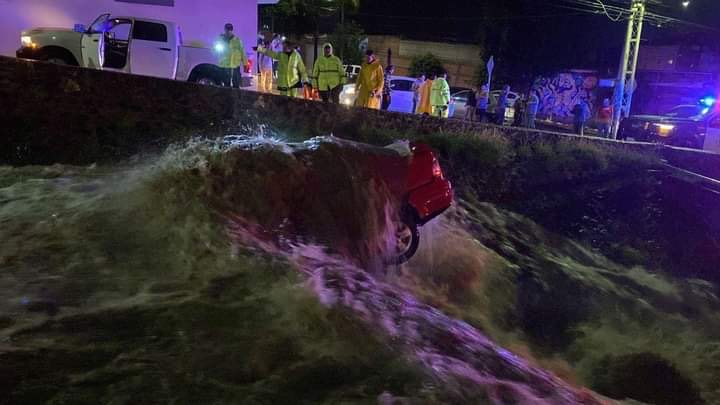  Se abre socavón en Avenida Candiles; auto cae al canal de desagüe