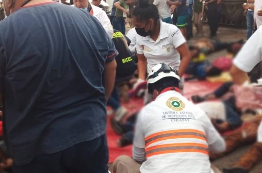  Al menos 49 muertos por volcadura de tráiler con migrantes en carretera de Tuxtla Gutiérrez