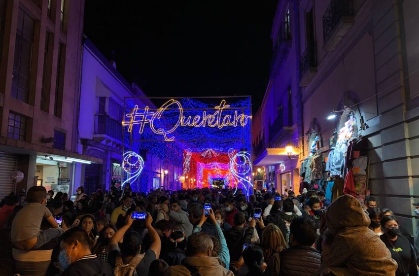  Entre luces, coros navideños y comida, queretanos disfrutan del Centro Histórico