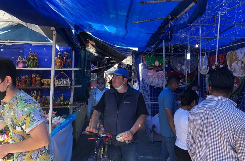  Variante Omicron no preocupa a comerciantes del tianguis navideño de La Cruz