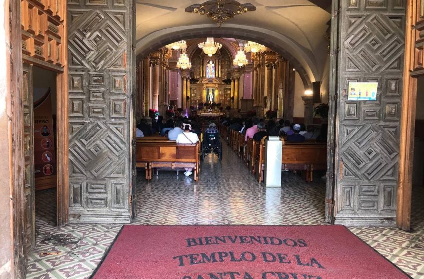  Fieles queretanos llenan iglesias para conmemorar a la Virgen de Guadalupe