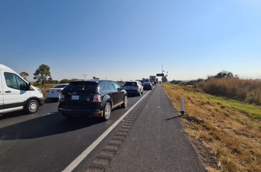  Reportan megaembotellamiento en autopista Salamanca-Querétaro