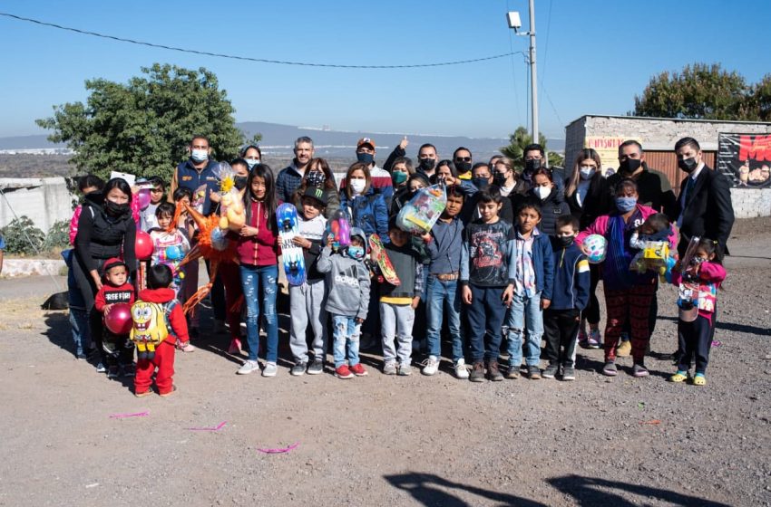  Autoridades de El Marqués entregan juguetes en el Segundo Barrio de Dolores