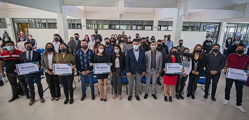  Entrega Universidad Tecnológica de SJR becas a estudiantes