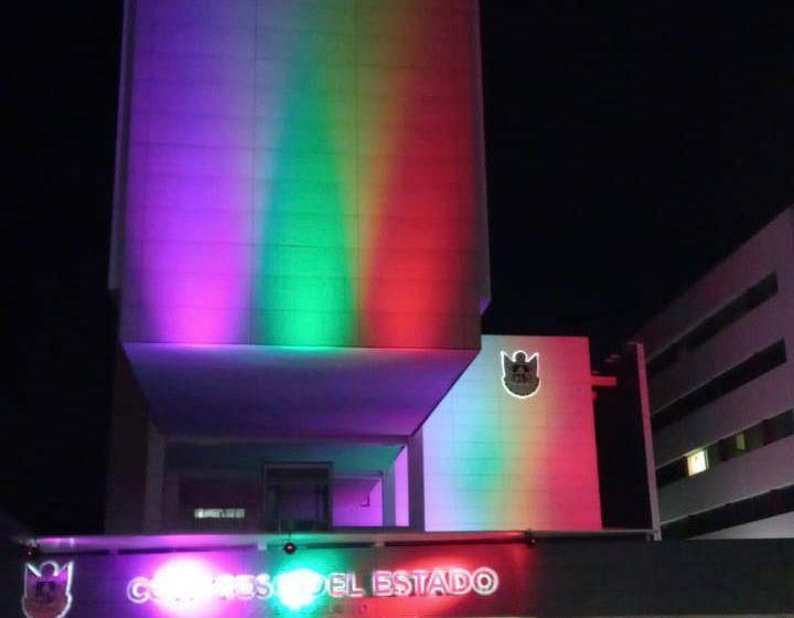  Iluminan fachada de la Legislatura en conmemoración del Día Mundial de las Enfermedades Raras