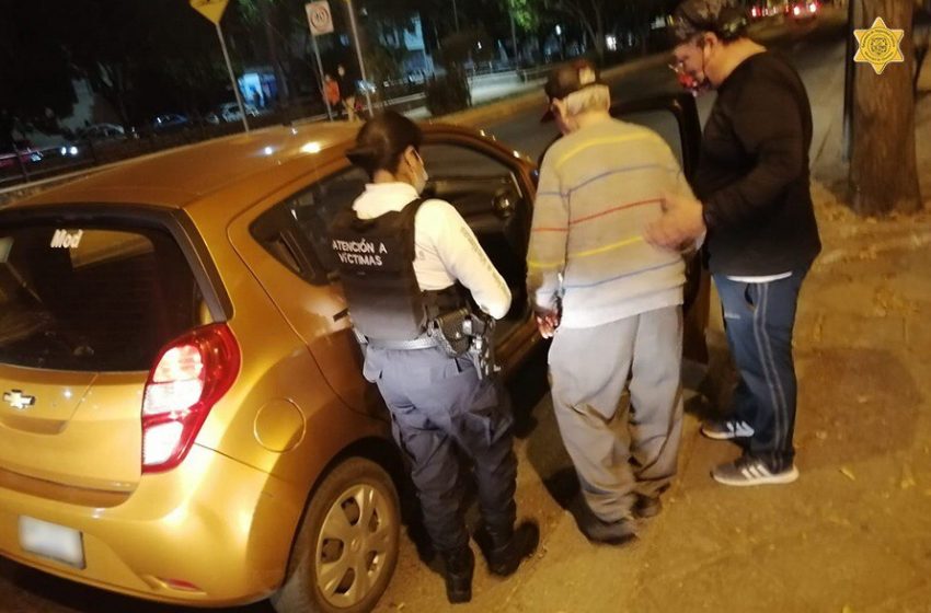  Policías de la SSPMQ ayudan a adulto mayor a reencontrarse con su familia