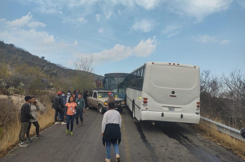  Camión de peregrinos de Tolimán se accidenta sin que se reporten víctimas fatales