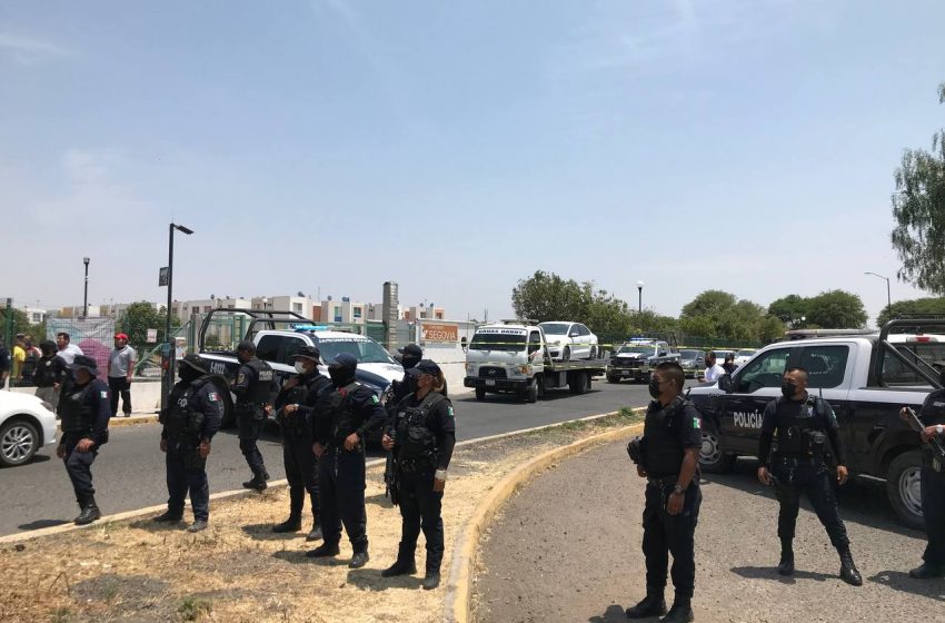  Reportan fricciones entre policías y vecinos de Paseos de El Marqués, piden no retirar cuerpo de Victoria Guadalupe