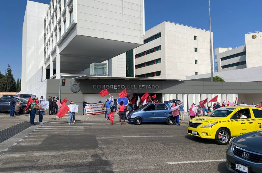  Antorchistas toman entrada al Congreso de Querétaro; impiden acceso a Sesión de Pleno