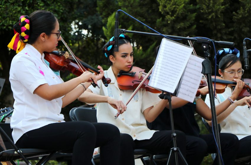  Participan con éxito grupos representativos UAQ en “Fin de una época”