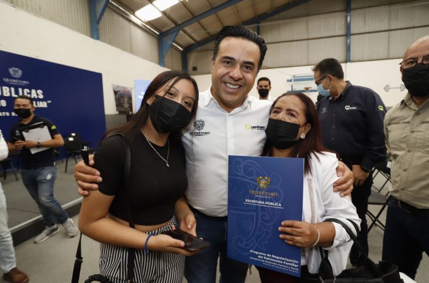  Se entregaron escrituras de propiedades en la capital